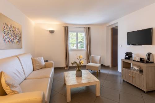 Μια τηλεόραση ή/και κέντρο ψυχαγωγίας στο Best Western Hotel Casa Bianca, Piscine Intérieure et Extérieure