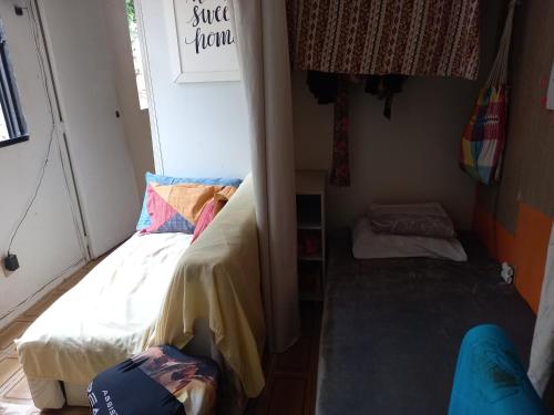 Habitación pequeña con 2 camas. en Cama em dormitório misto, en Brasilia