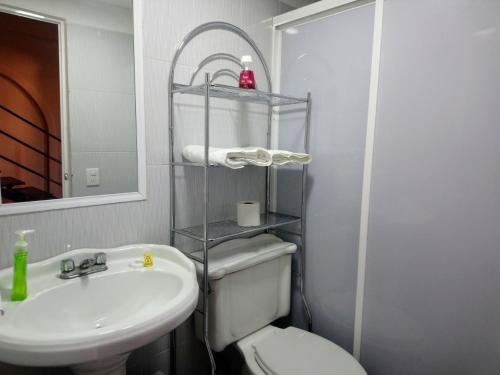 Vonios kambarys apgyvendinimo įstaigoje Loft SOL Huatulco Excelentes precios y ubicación