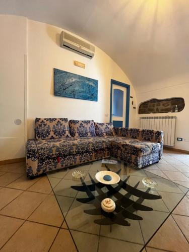a living room with a couch and a table at Villetta partenopea a pochi passi dal mare in Meta