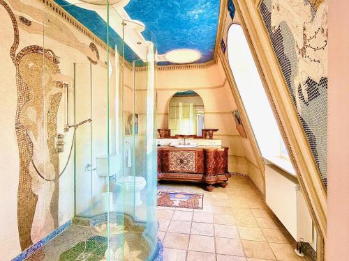 萊爾特的住宿－Luxus Stadtvilla EMG Hannover Braunschweig Wolfsburg 20P，带淋浴和盥洗盆的浴室