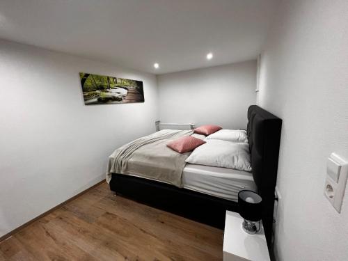 sypialnia z łóżkiem i zdjęciem na ścianie w obiekcie Elida 2 w mieście Burgrieden