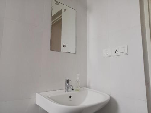 Bilik mandi di Zalor Residency 2