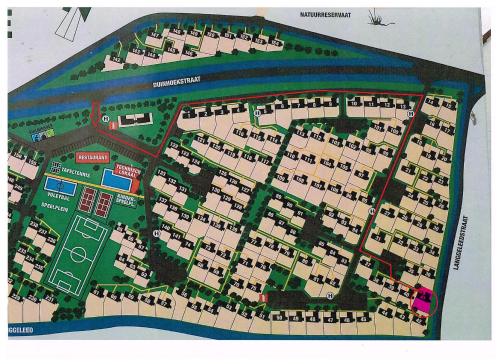 a map of a resort complex with a beach at Bergh & Duin - lakens, elektriciteit en water inbegrepen in De Panne