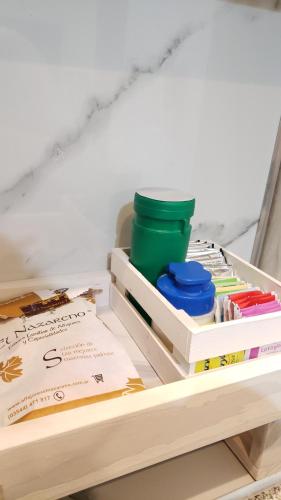 un tiroir contenant des peintures et une tasse posée dessus dans l'établissement Milca Celeste Nueva Córdoba, à Córdoba