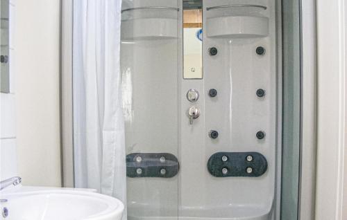 La salle de bains est pourvue d'une douche, de toilettes et d'un lavabo. dans l'établissement Lovely Home In Nanclars With Kitchen, à Nanclars