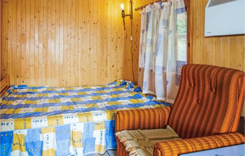 sypialnia z łóżkiem, krzesłem i kanapą w obiekcie Nice Home In Barczewo With House Sea View w mieście Bogdany