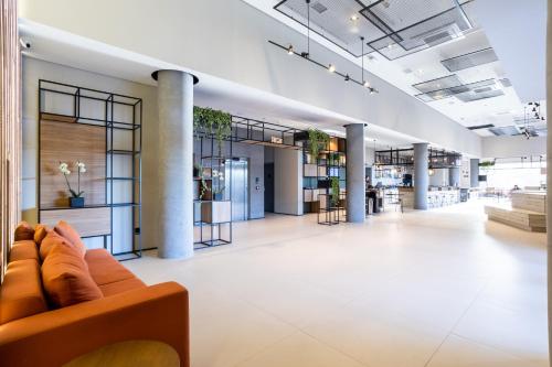 a large lobby with a couch in a building at ibis Botucatu in Botucatu