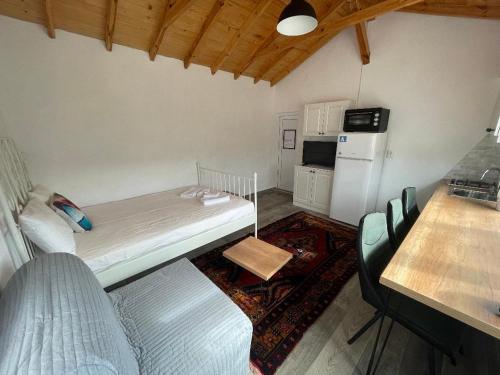 Habitación pequeña con cama y cocina en Cozy Home in Ardino, en Ardino