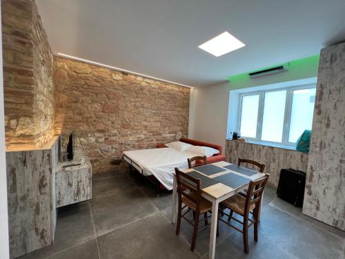 una camera con letto, tavolo e sedie di Al Piano Terra ad Ancona
