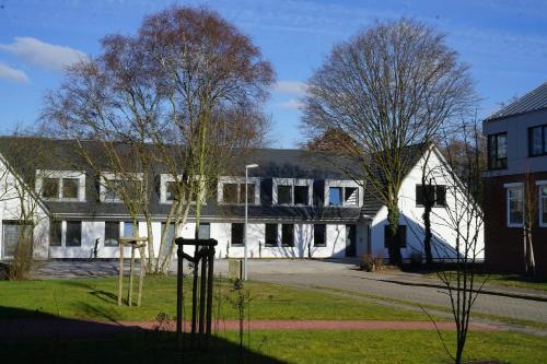an old building on the side of a street at Apartmenthaus Stade Schwingewiesen Apartment 5 in Stade