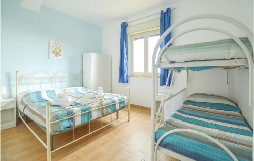 Katil dua tingkat atau katil-katil dua tingkat dalam bilik di Beautiful Home In Realmonte With Kitchen