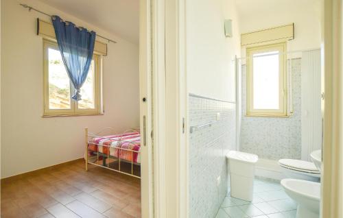 uma casa de banho com um WC e um lavatório em Beautiful Home In Realmonte With Kitchen em Realmonte