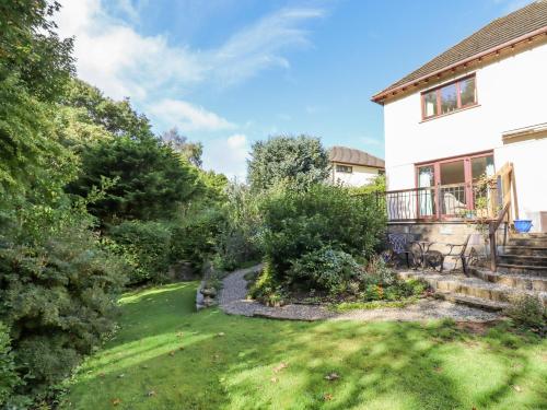 a garden in front of a house at Taw River View in Okehampton