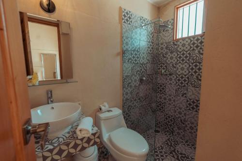 Bilik mandi di Hotel Casa Piedad