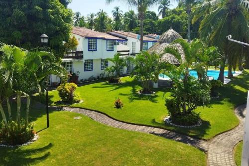 an aerial view of a resort with a swimming pool at Casa en la zona de Acapulco diamante in La Sabana