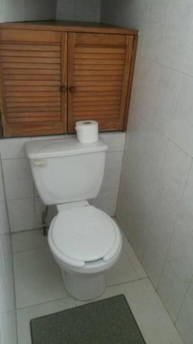 a bathroom with a white toilet in a room at Casa en la zona de Acapulco diamante in La Sabana