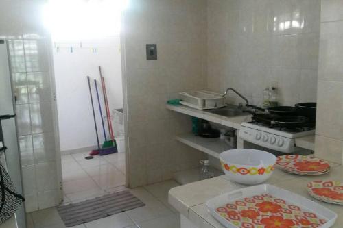 uma cozinha com fogão e uma tigela no balcão em Casa en la zona de Acapulco diamante em La Sabana