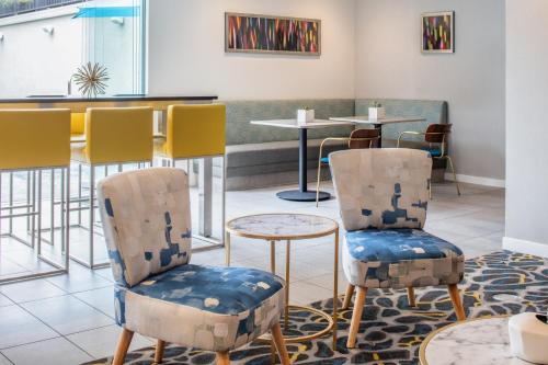 a restaurant with chairs and a table and tables at Hotel Lucent in Menlo Park