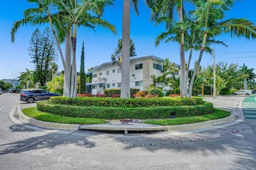 uma rotunda em frente a um edifício com palmeiras em Bay Harbor Suites em Miami Beach