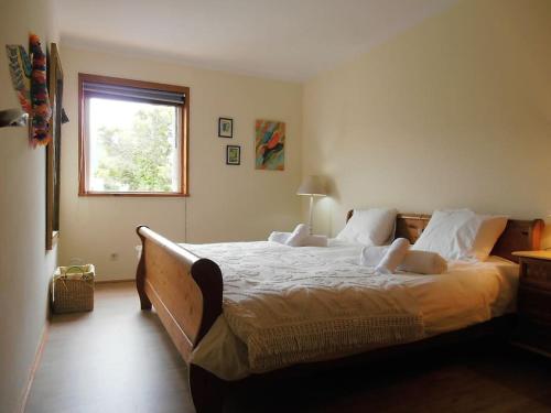 - une chambre avec un grand lit et une fenêtre dans l'établissement Apartment In Moledo Beach, Caminha w/ Amazing Ocean View, à Caminha