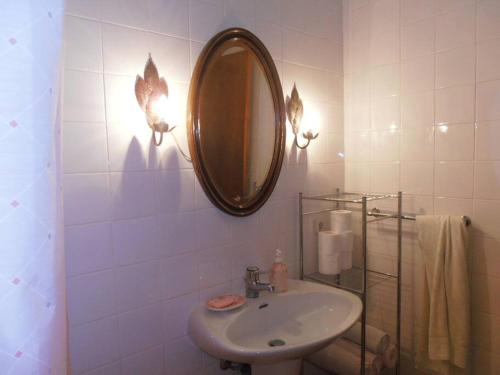La salle de bains est pourvue d'un lavabo et d'un miroir mural. dans l'établissement Apartment In Moledo Beach, Caminha w/ Amazing Ocean View, à Caminha