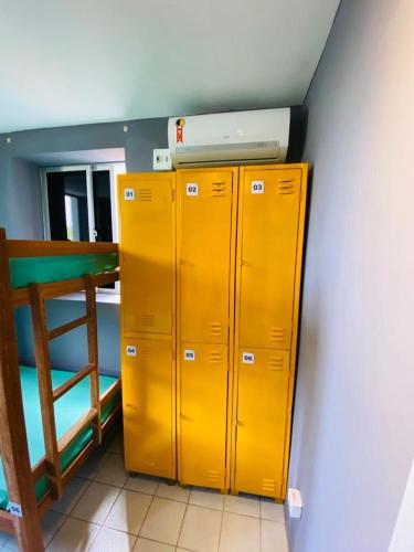 Reef Hostel & Pousadaにある二段ベッド