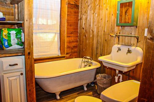 ein Badezimmer mit einer Badewanne, einem Waschbecken und einem WC in der Unterkunft Deer Hill Camp in Moultonborough