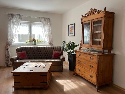 a living room with a couch and a dresser at Die grüne Mitte in Pullenreuth