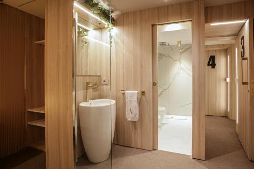 ein Bad mit einer Badewanne, einer Dusche und einem WC in der Unterkunft The Venice Nest @ Ca' Del Duca in Venedig