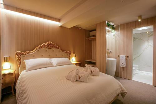 sypialnia z łóżkiem z ręcznikami w obiekcie The Venice Nest @ Ca' Del Duca w Wenecji