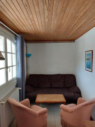 sala de estar con sofá y 2 sillas en La Ginelle - Appartement Terrasse en Airoux