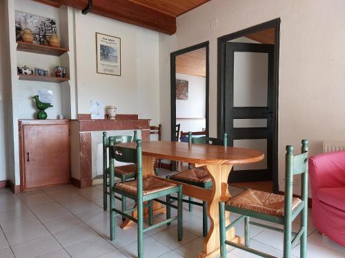 comedor con mesa de madera y sillas en La Ginelle - Appartement Terrasse en Airoux