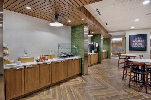 Restaurace v ubytování Fairfield by Marriott Inn & Suites Rochester Hills