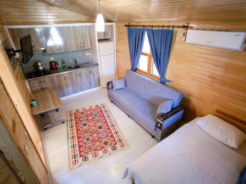 a small living room with a couch and a bed at Adrasan LilAmor ile evinizin konforunda bir tatil in Kumluca
