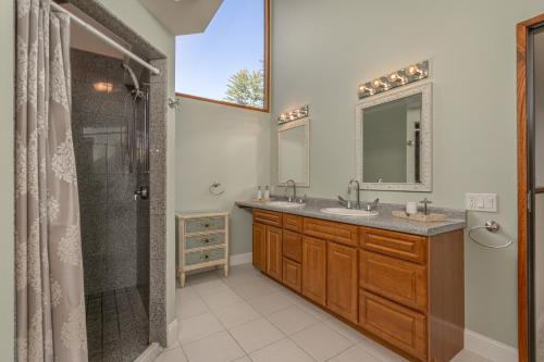 a bathroom with two sinks and a shower at Lake Shore Drive in Franklin