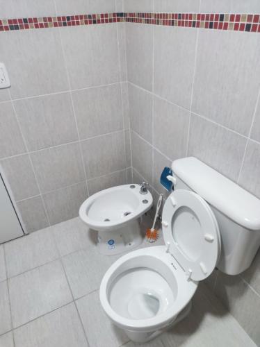 La salle de bains est pourvue de toilettes et d'un lavabo. dans l'établissement DEPARTAMENTO MONO AMBIENTE, à Reconquista