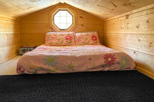1 dormitorio con 1 cama en una cabaña de madera en Captivating Patrician Shores Cottage, en Meredith