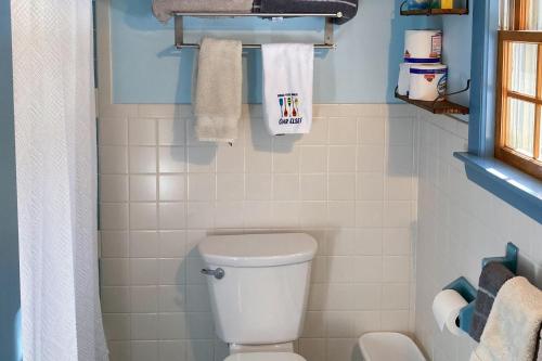 uma pequena casa de banho com WC e toalhas em Captivating Patrician Shores Cottage em Meredith