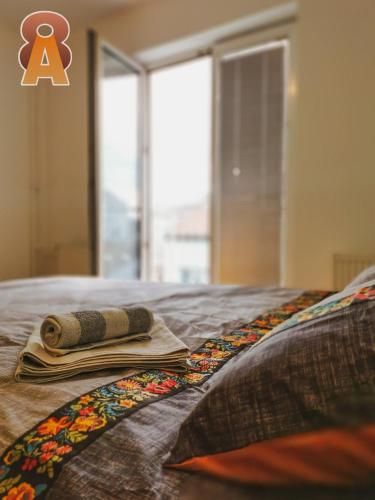 - un lit avec 2 serviettes assises au-dessus dans l'établissement Apartman 8, à Valjevo