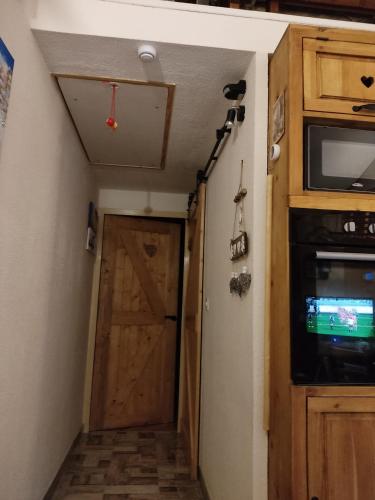 フォン・ロムー・オデイヨ・ヴィアにあるLES FONTANILLES odeillo chalet 60 WIFI & PARKING gratuit exposé plein sud & plein pied , draps & serviettes de toilettes non inclus, sabanas y toallas no incluidosのギャラリーの写真