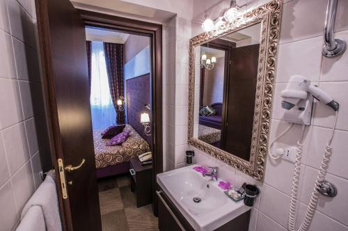 Hotel Romano tesisinde bir banyo