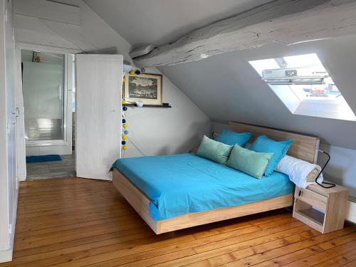 フォンテーヌブローにあるLe Saint Merryのベッドルーム1室(青いシーツと窓付)