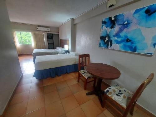 Postel nebo postele na pokoji v ubytování Hotel Tower House Suites