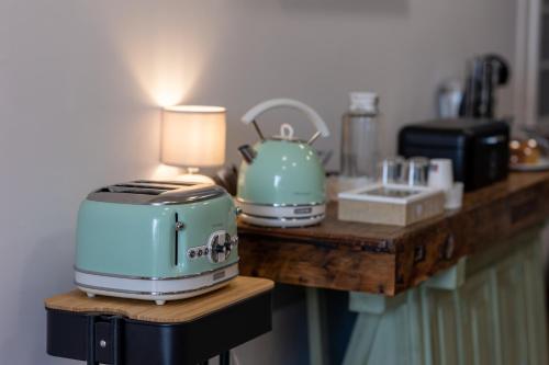 a counter with two toasters and a tea kettle on it at Graça Garden Torres Vedras in Torres Vedras