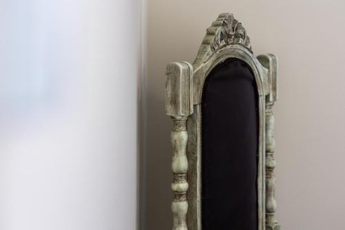 a mirror is sitting next to a wall at Graça Garden Torres Vedras in Torres Vedras