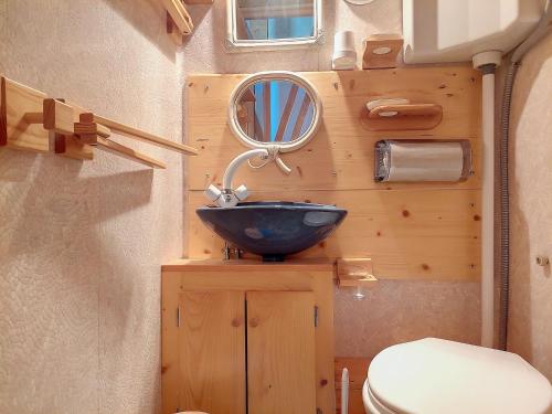 une salle de bain avec un lavabo et des toilettes dans l'établissement Triplex · 6 Pers · Mezzanines · Balcon - FR-1-346-525, à Arc 1800