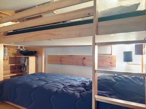 - une chambre avec 2 lits superposés et des draps bleus dans l'établissement Triplex · 6 Pers · Mezzanines · Balcon - FR-1-346-525, à Arc 1800