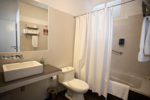 Ένα μπάνιο στο Tucan Suites Tarapoto - Hotel Asociado Casa Andina