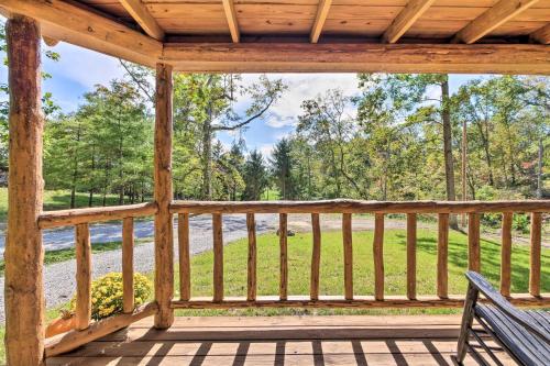 Balkoni atau teres di Peaceful Creekside North Studio with Fire Pit